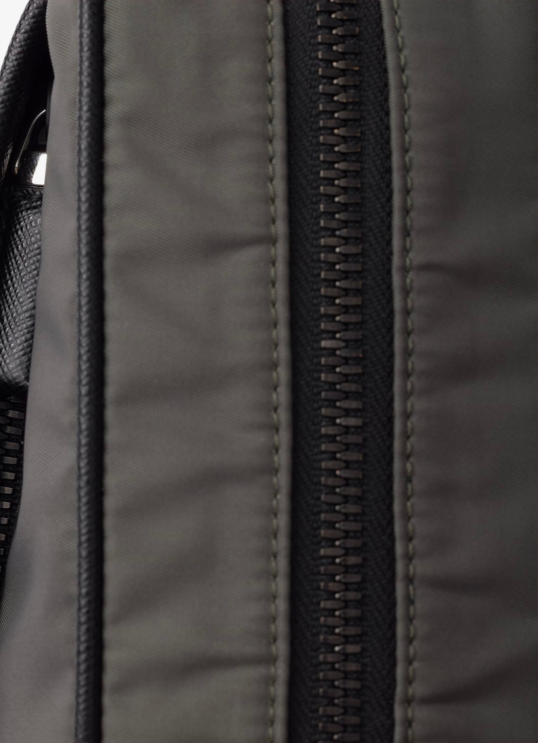 Prada Re-Nylon schoudertas met leren details - detail 2 antraciet