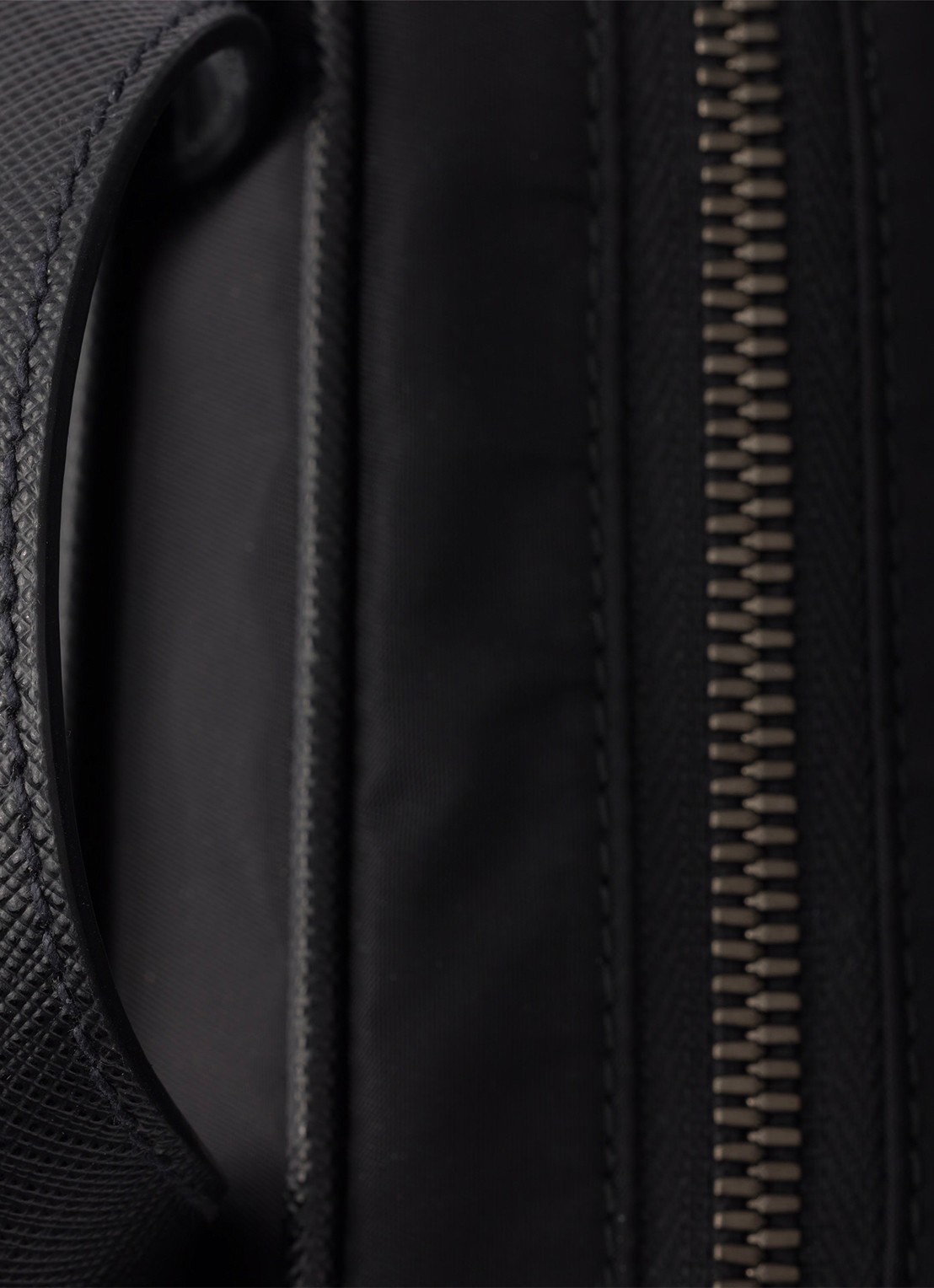 Prada Re-Nylon schoudertas met leren details - detail 4 zwart