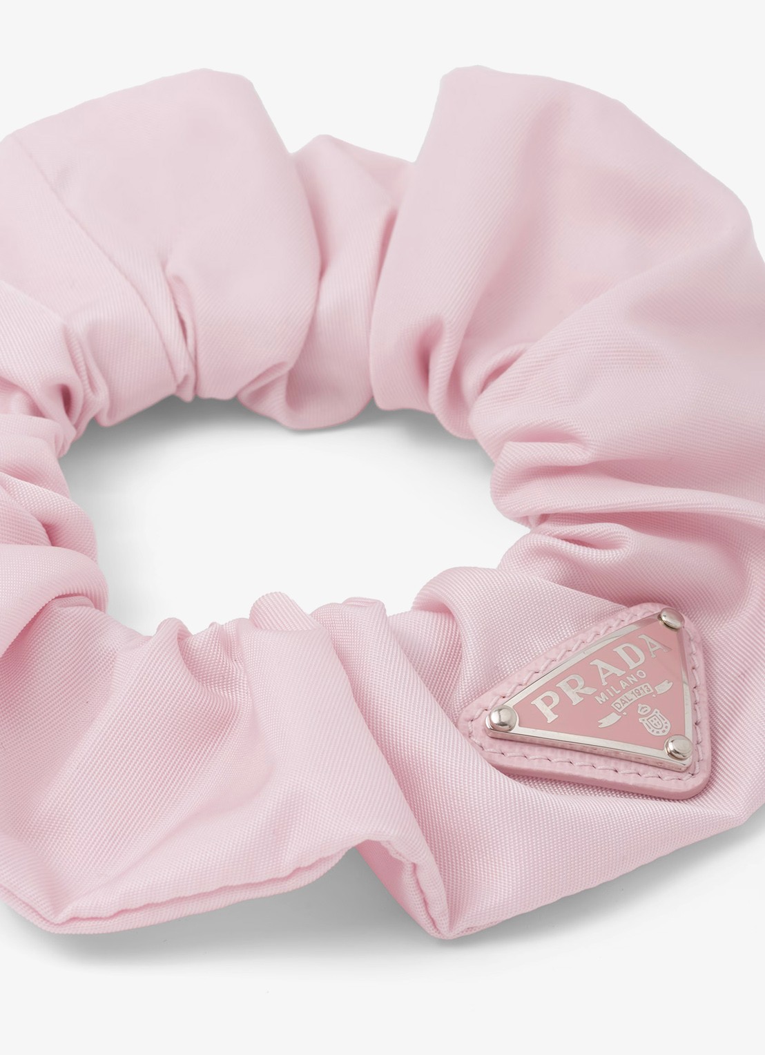 Prada Re-Nylon scrunchie met logo - achterkant 3 lichtroze
