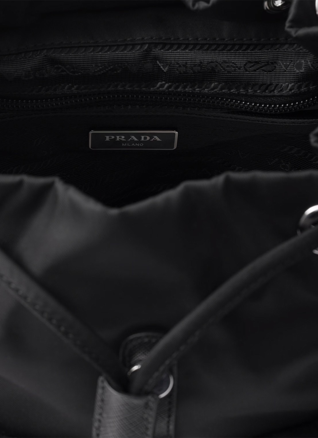 Prada Re-Nylon Small rugzak met logo - detail zwart