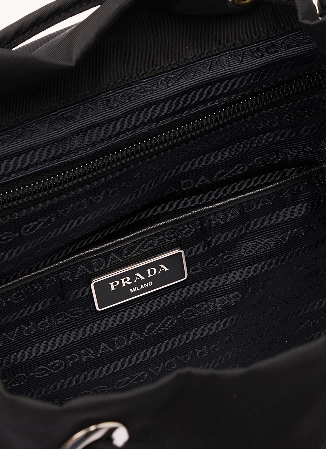 Prada Re-Nylon Small rugzak met logo - detail 5 zwart