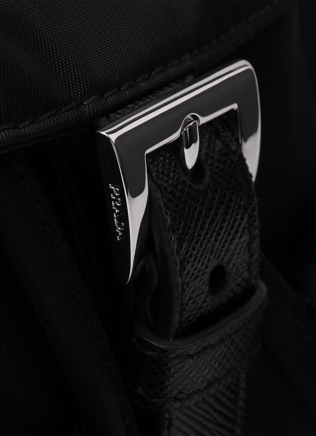 Prada Re-Nylon Small rugzak met logo - detail 2 zwart