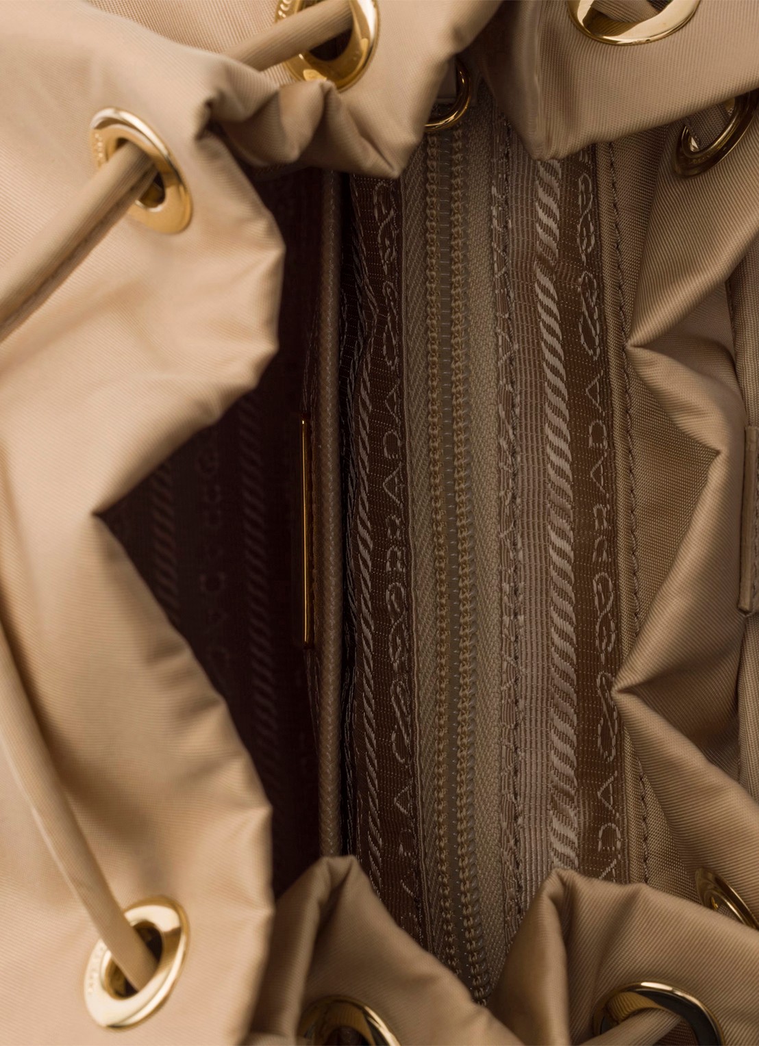 Prada Re-Nylon Small rugzak met logo - detail 2 lichtbruin