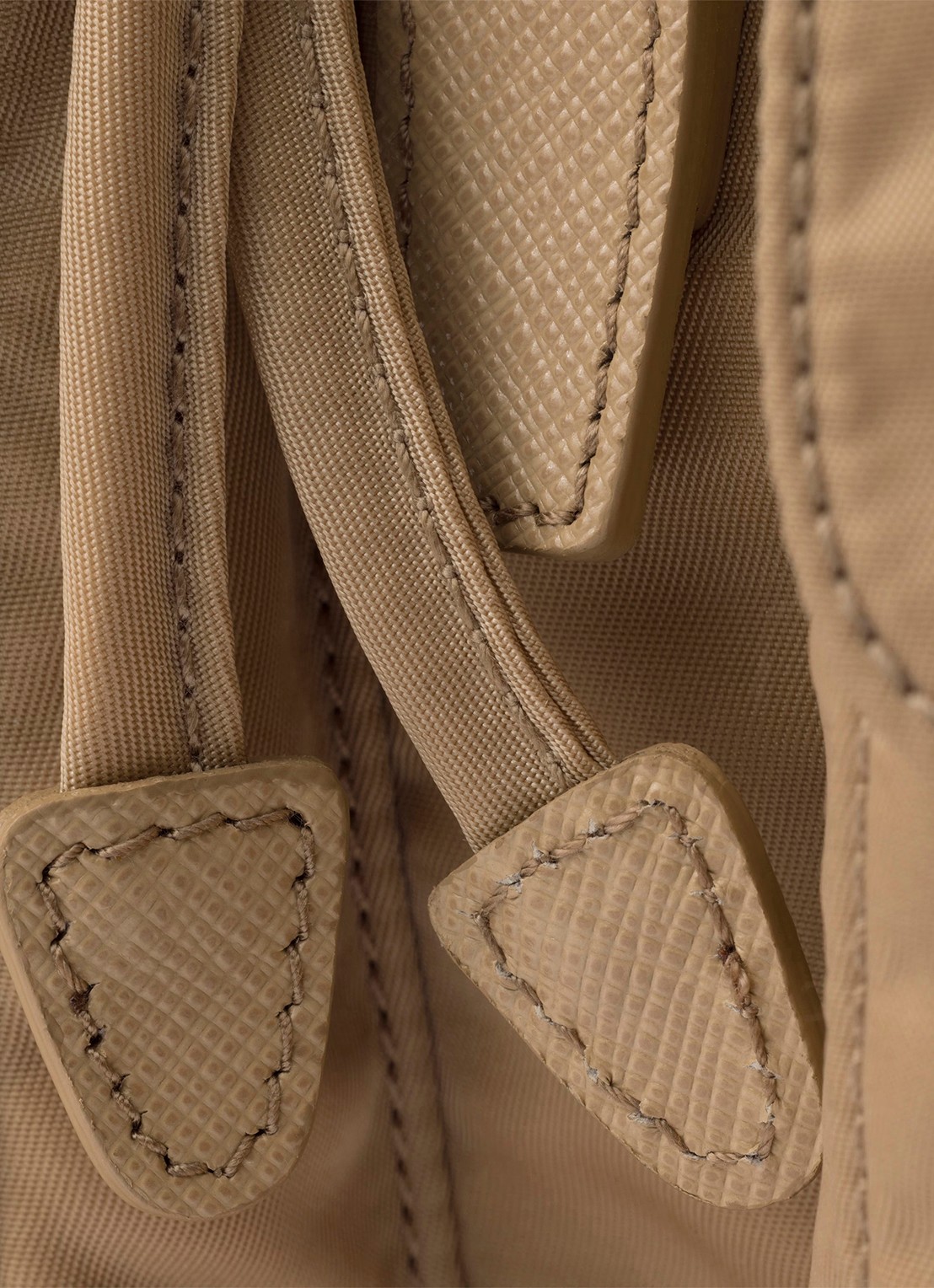 Prada Re-Nylon Small rugzak met logo - detail 3 lichtbruin