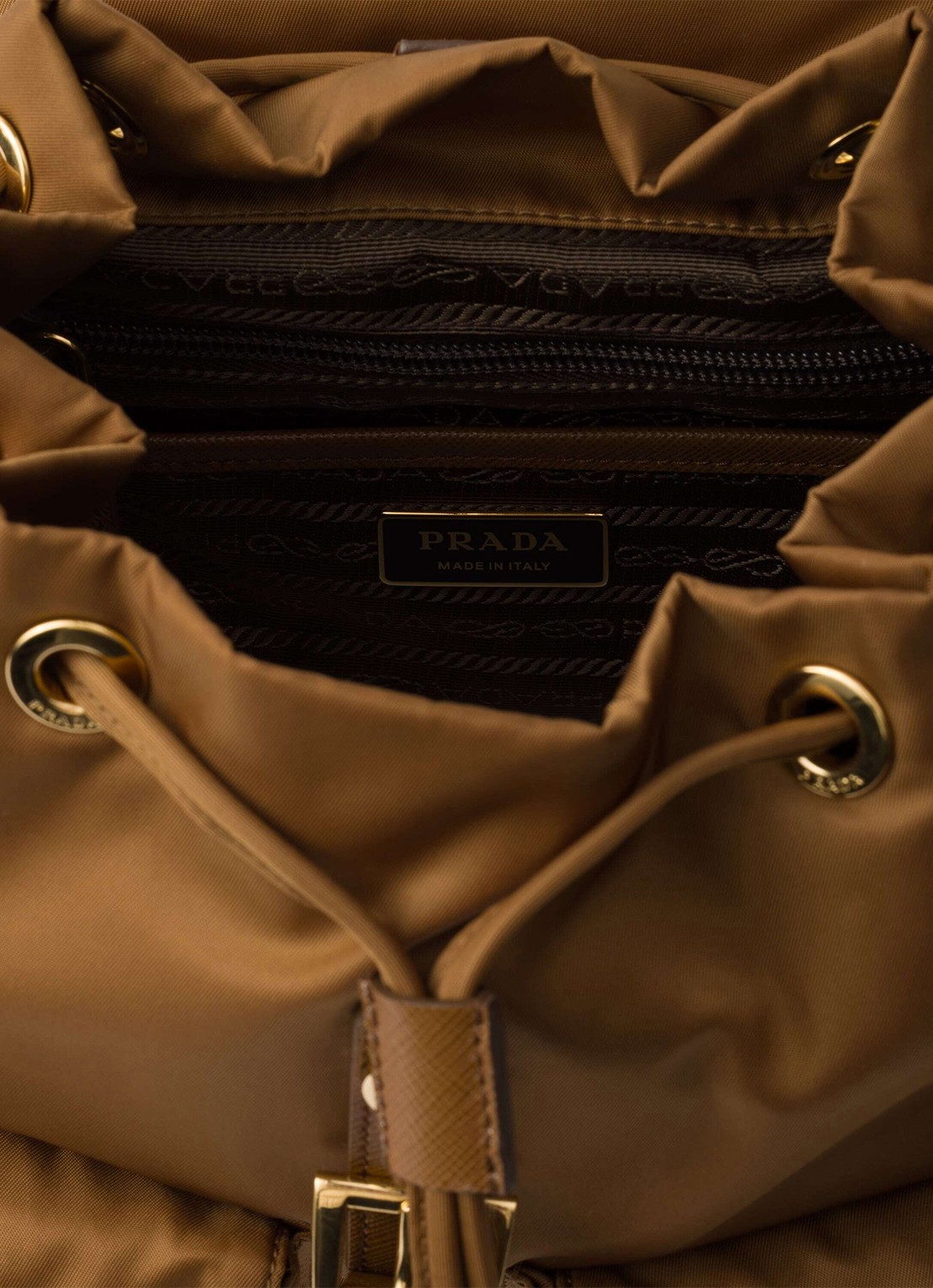 Prada Re-Nylon Small rugzak met logo - detail 4 camel