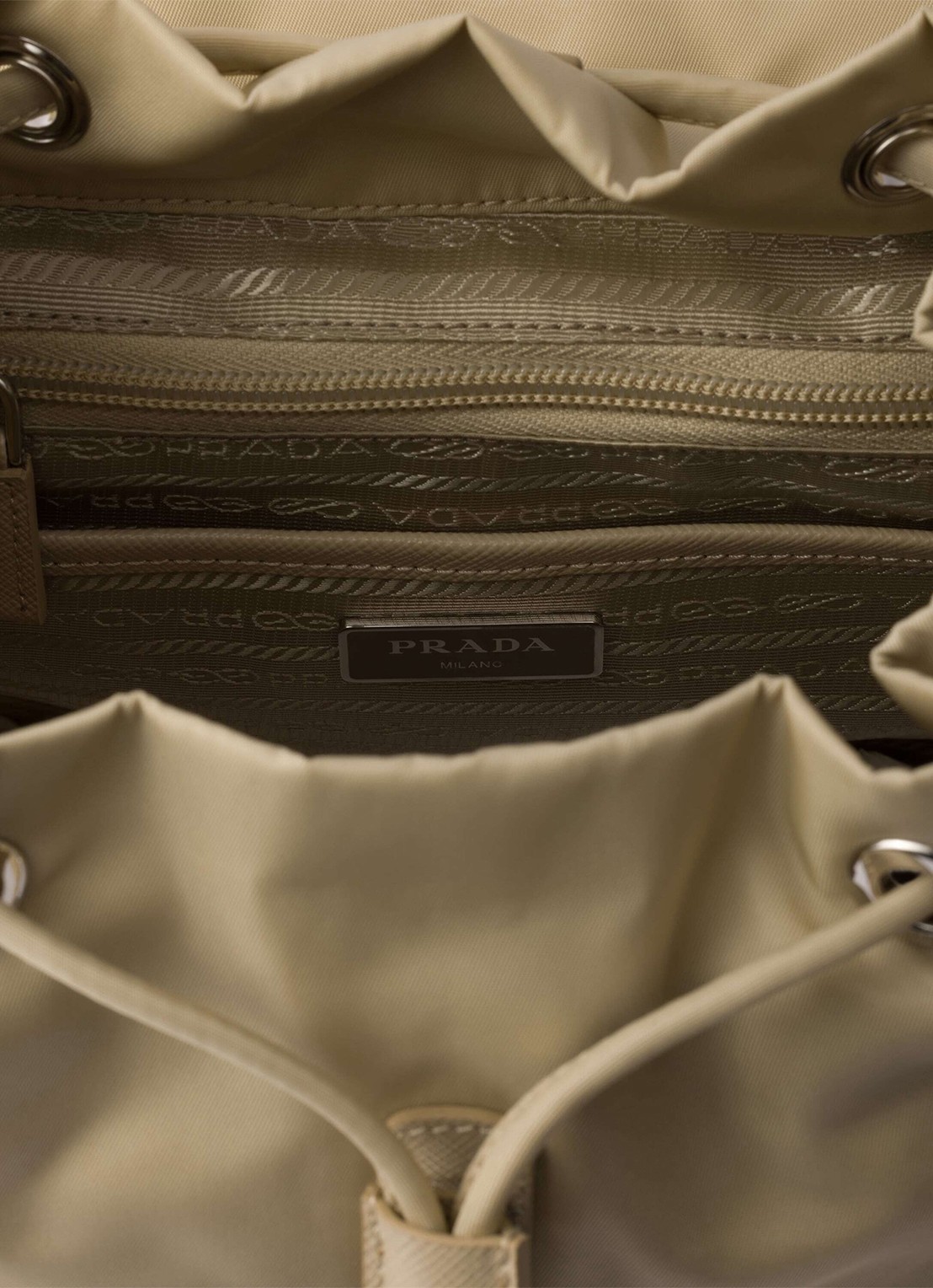Prada Re-Nylon Small rugzak met logo - detail beige