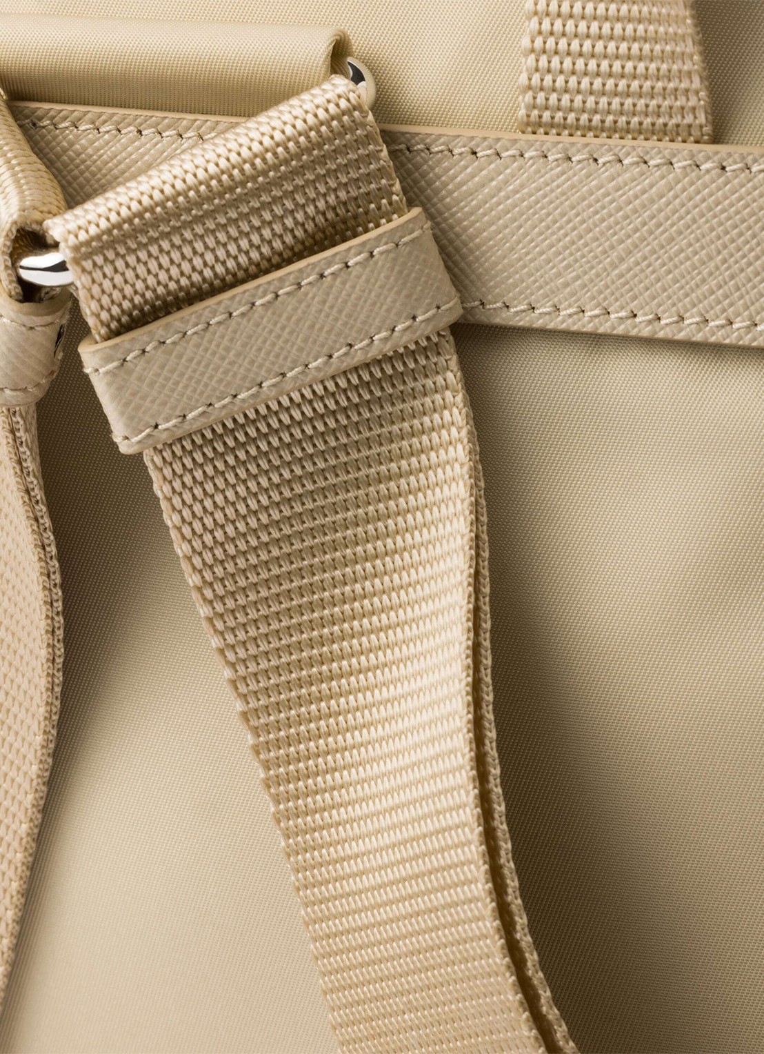 Prada Re-Nylon Small rugzak met logo - detail 2 beige