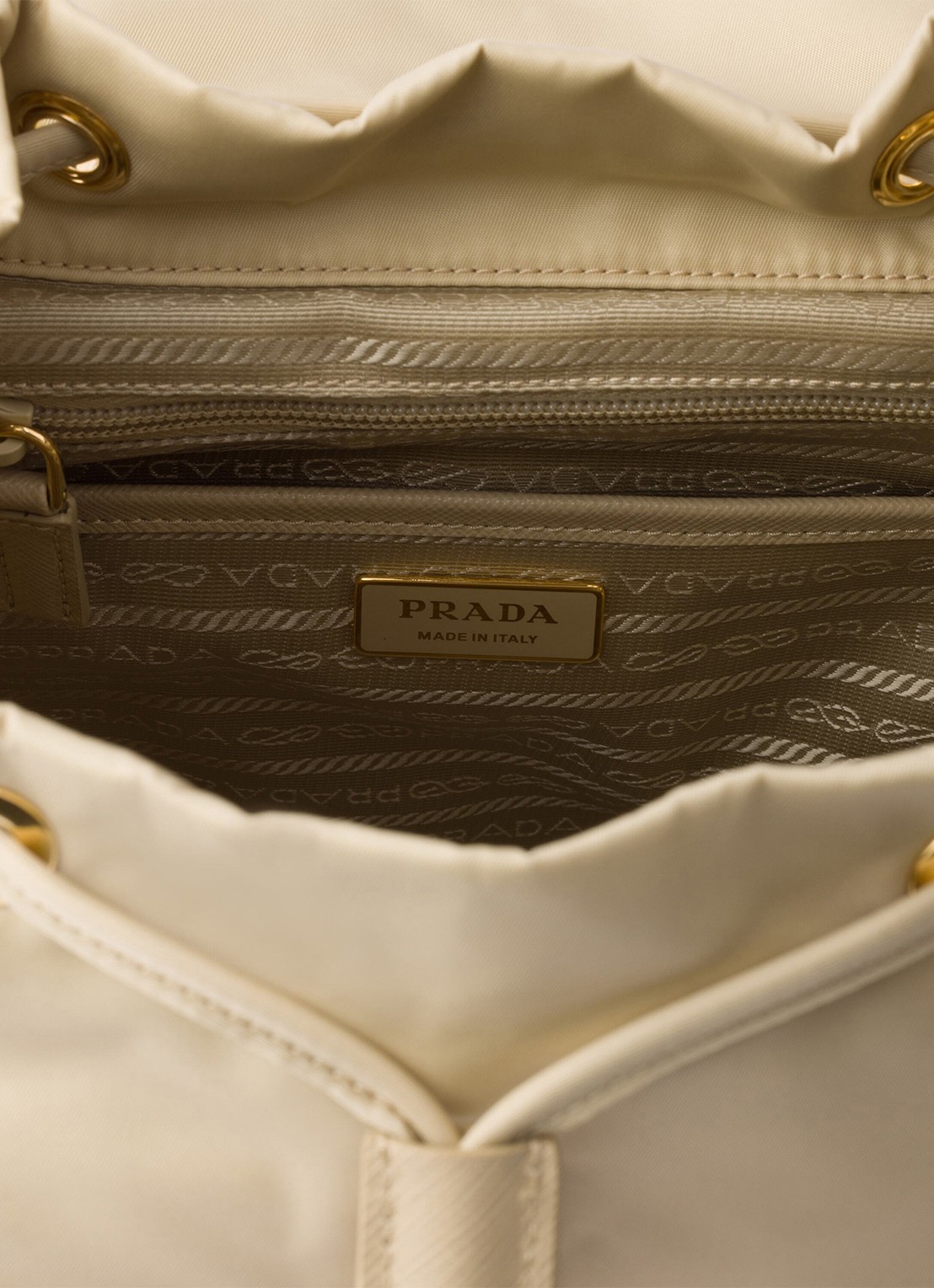 Prada Re-Nylon Small rugzak met logo - detail 4 beige