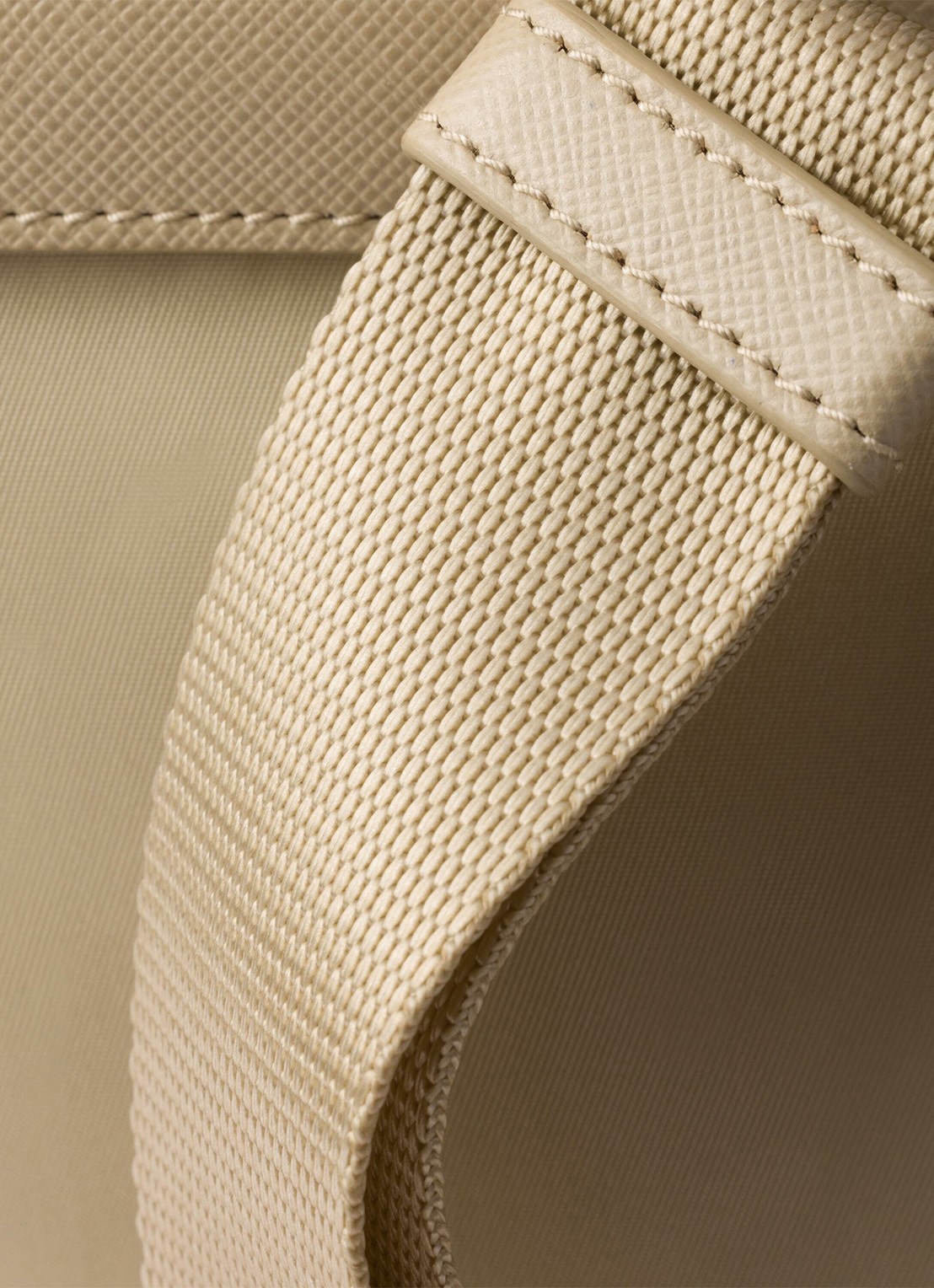 Prada Re-Nylon Small rugzak met logo - detail 5 beige