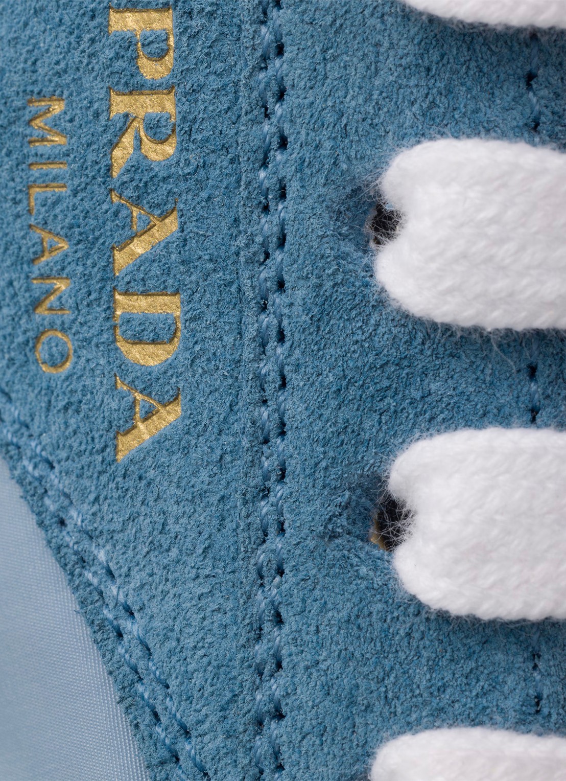 Prada Re-Nylon sneaker met suède details - detail 6 lichtblauw