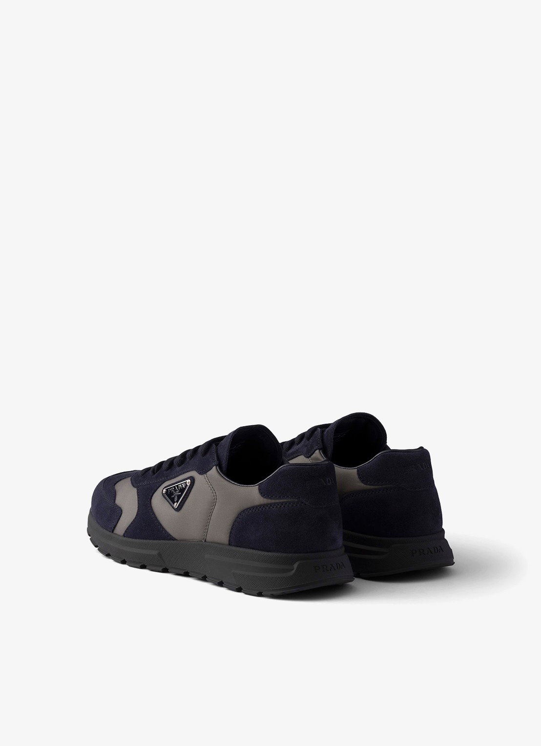 Prada Re-Nylon sneaker met suède details - achterkant donkerblauw
