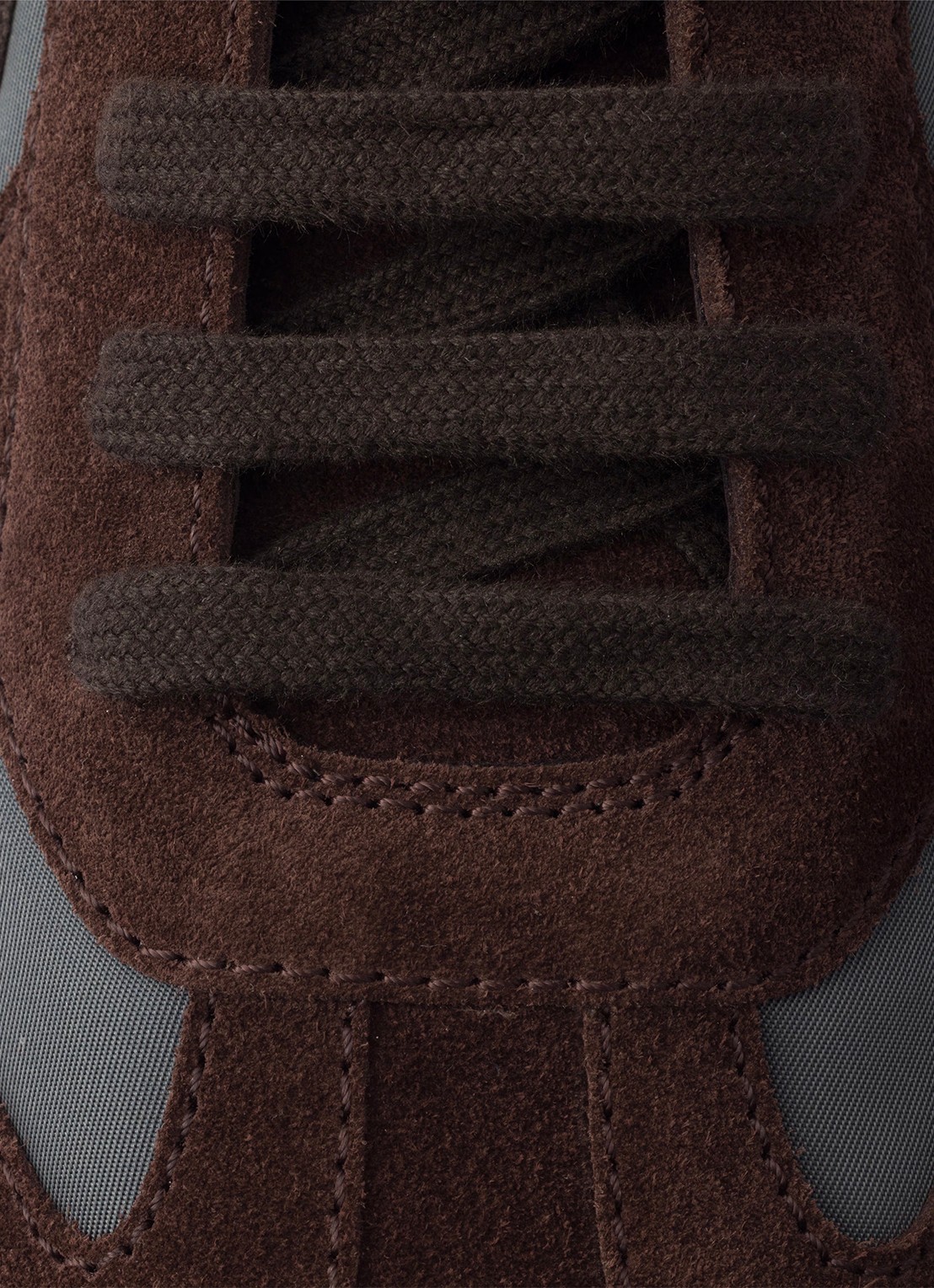 Prada Re-Nylon sneaker met suède details - detail 5 donkerbruin