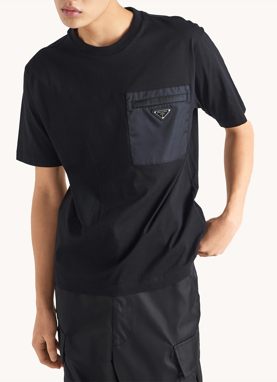 Prada Re-Nylon T-shirt met borstzak en logo - detail zwart