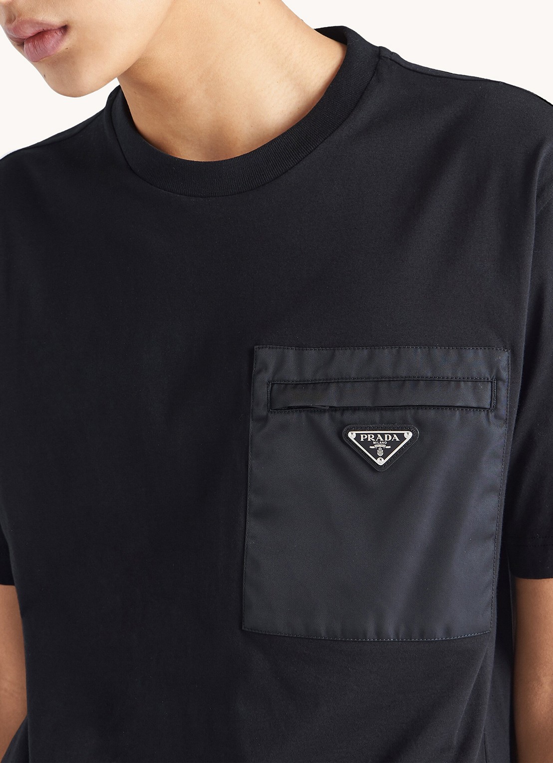 Prada Re-Nylon T-shirt met borstzak en logo - detail 2 zwart