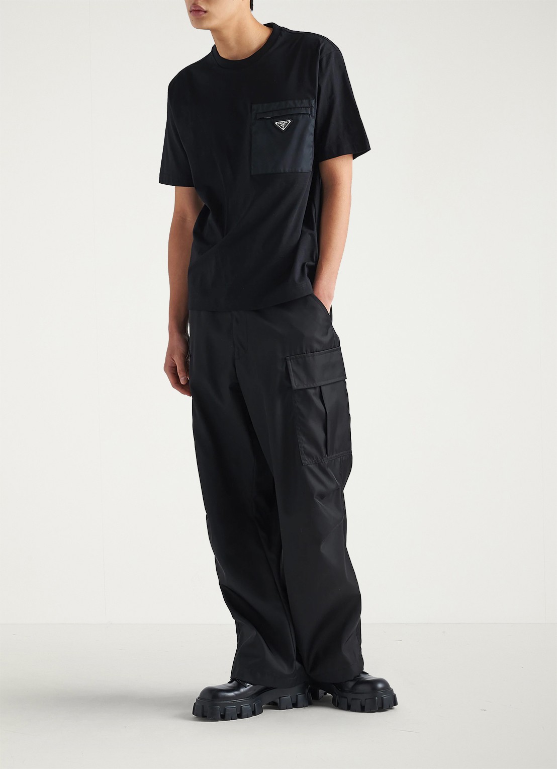 Prada Re-Nylon T-shirt met borstzak en logo - voorkant 5 zwart