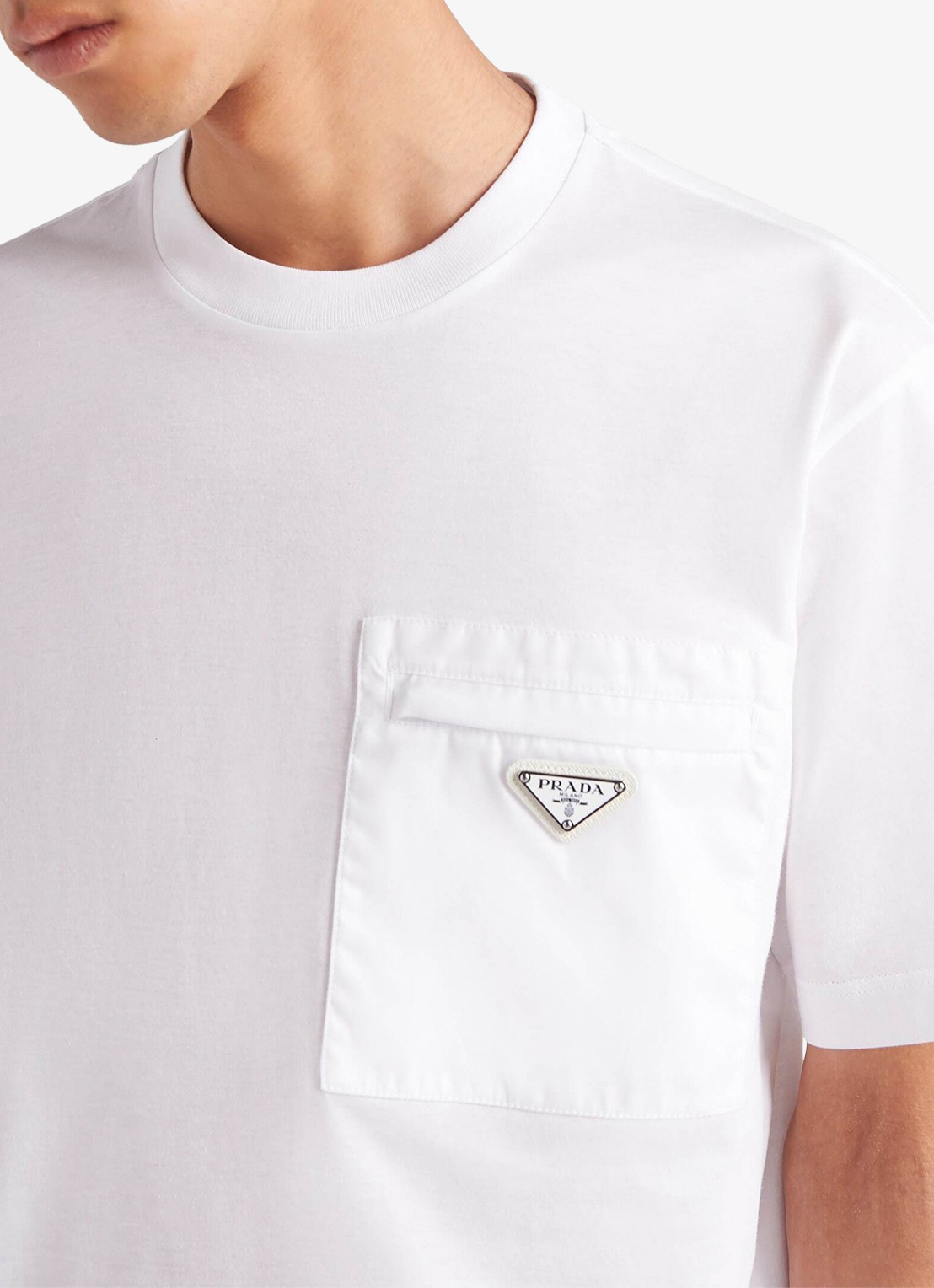 Prada Re-Nylon T-shirt met borstzak en logo - detail 4 white
