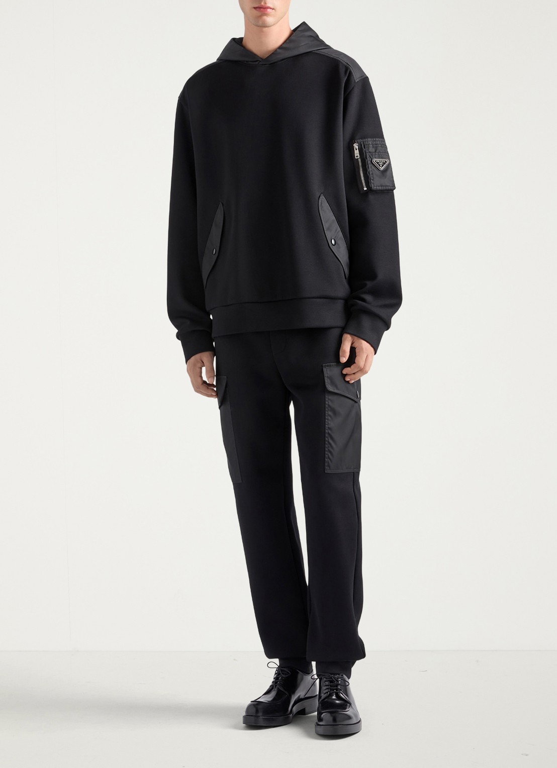 Prada Re-Nylon tapered fit joggingbroek met klepzakken - voorkant 5 zwart