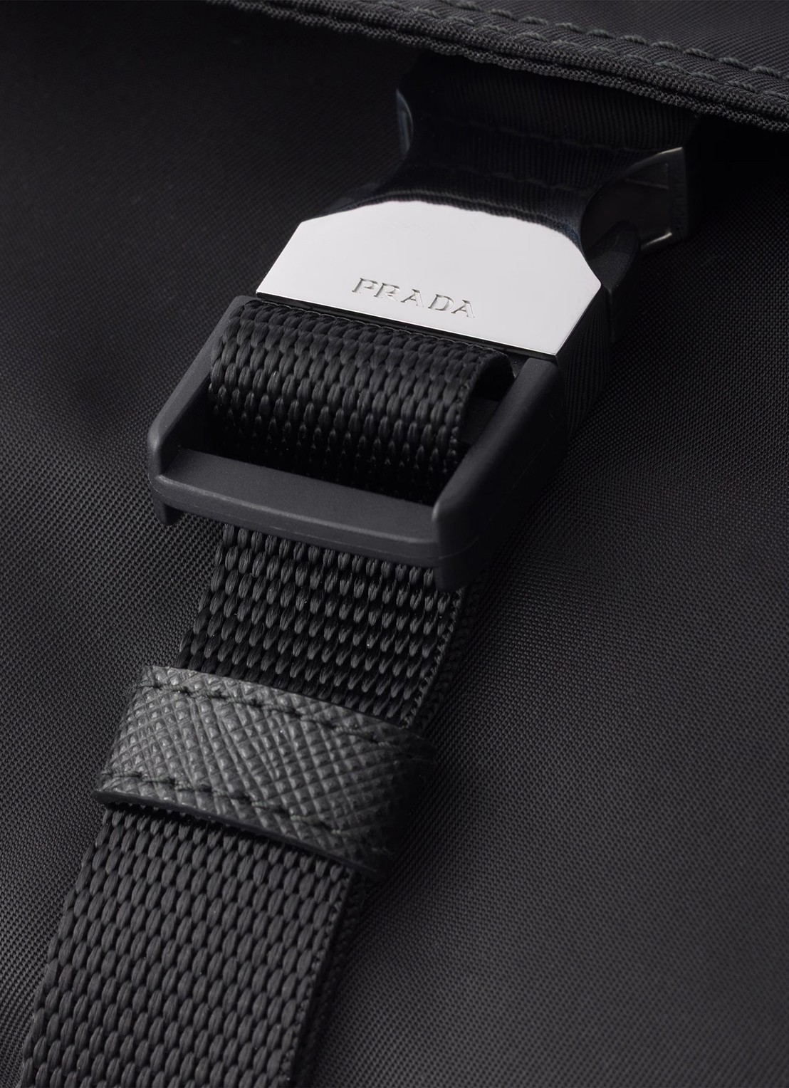 Prada Re-Nylon telefoonhoesje met afneembare schouderriem - detail 4 zwart