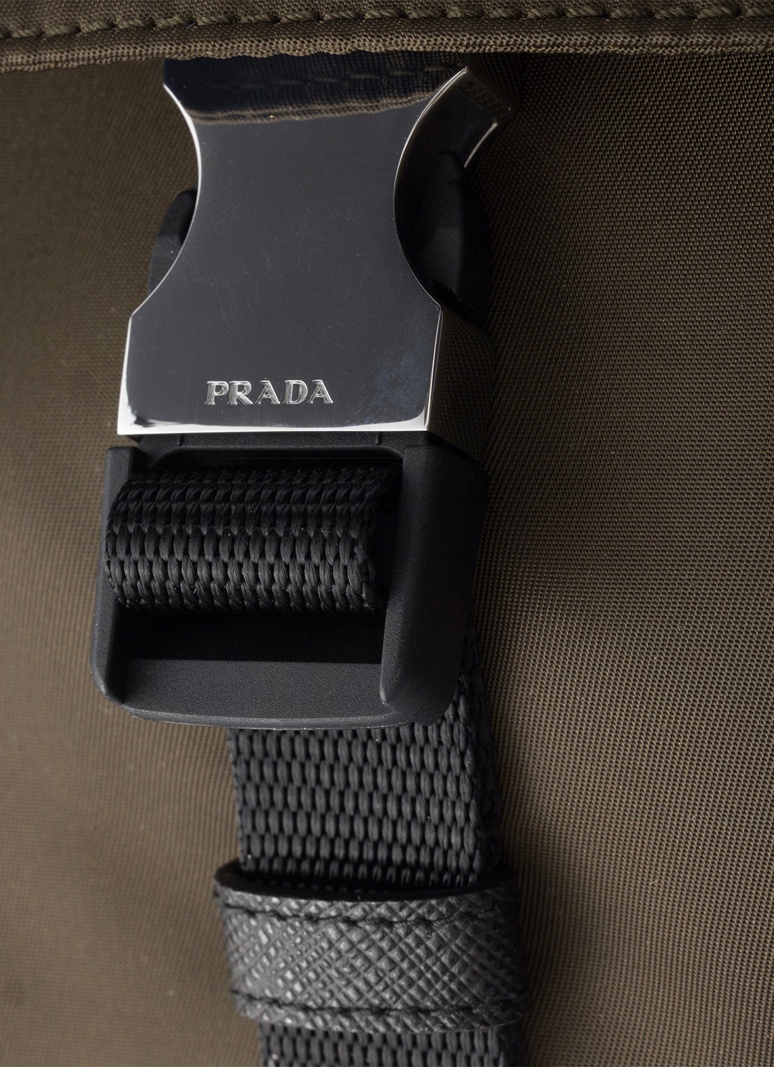 Prada Re-Nylon telefoonhoesje met afneembare schouderriem - detail 2 legergroen