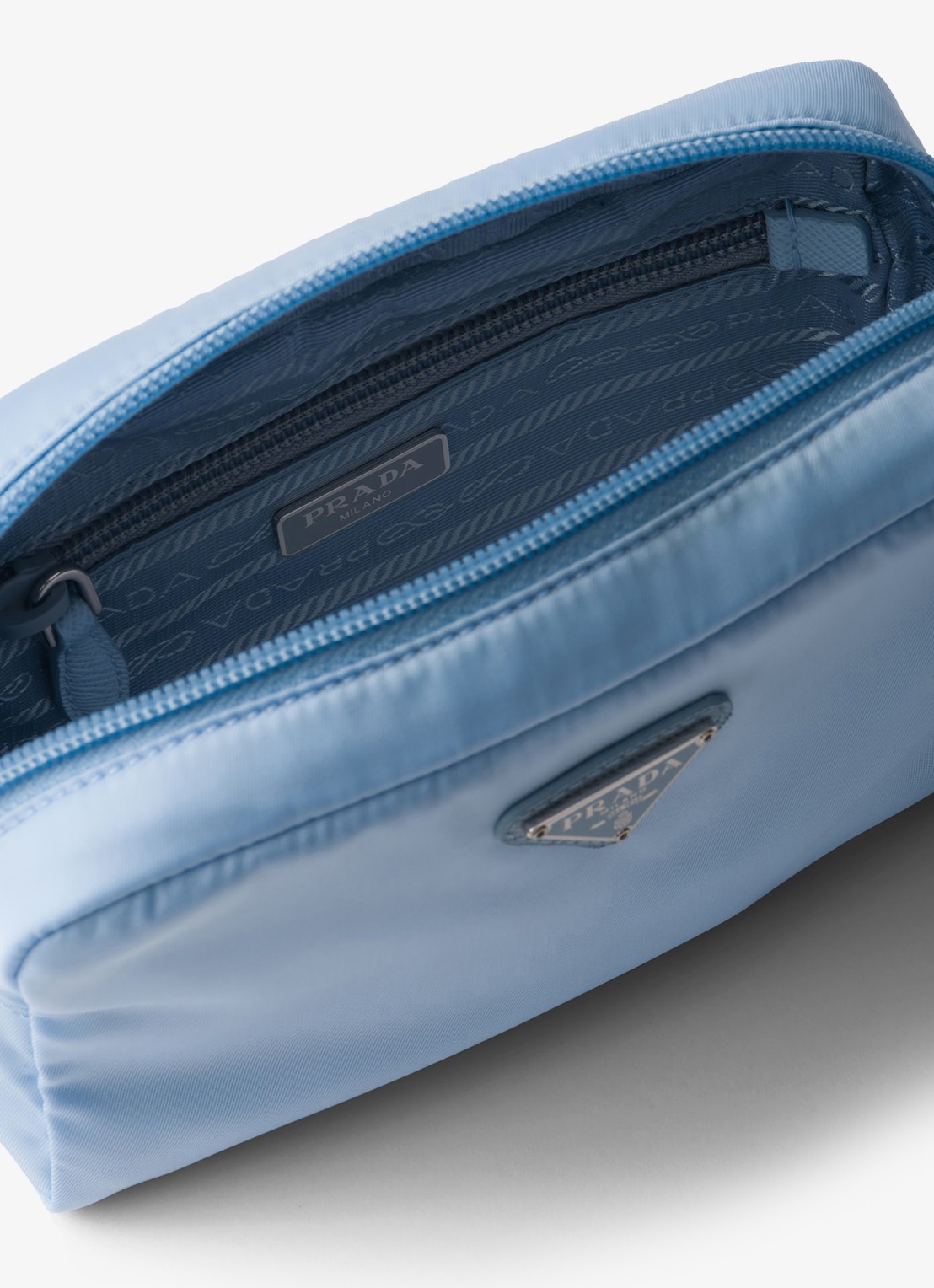 Prada Re-Nylon toilettas met leren details en logo - detail lichtblauw