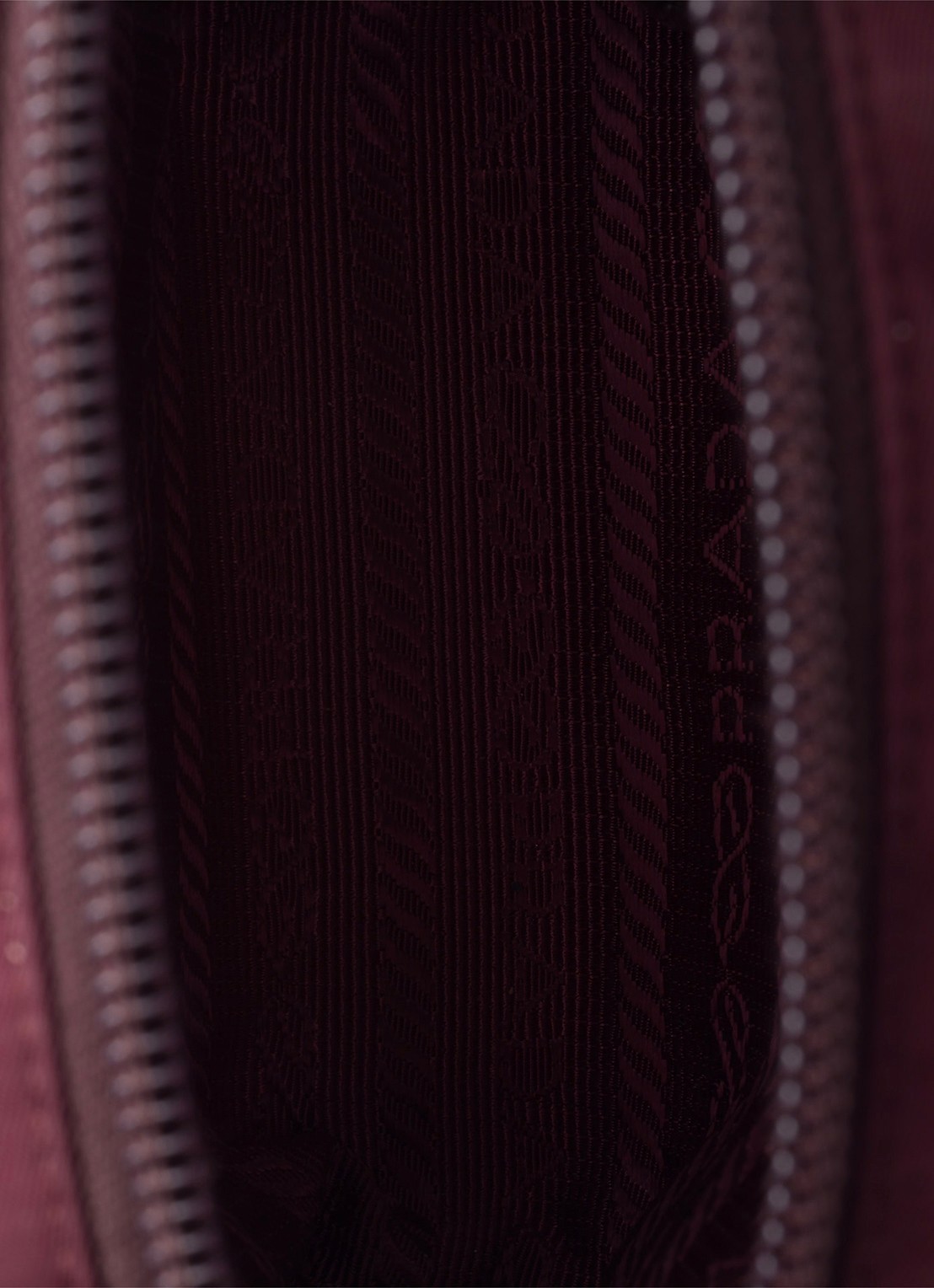 Prada Re-Nylon toilettas met logo - detail 4 bordeauxrood
