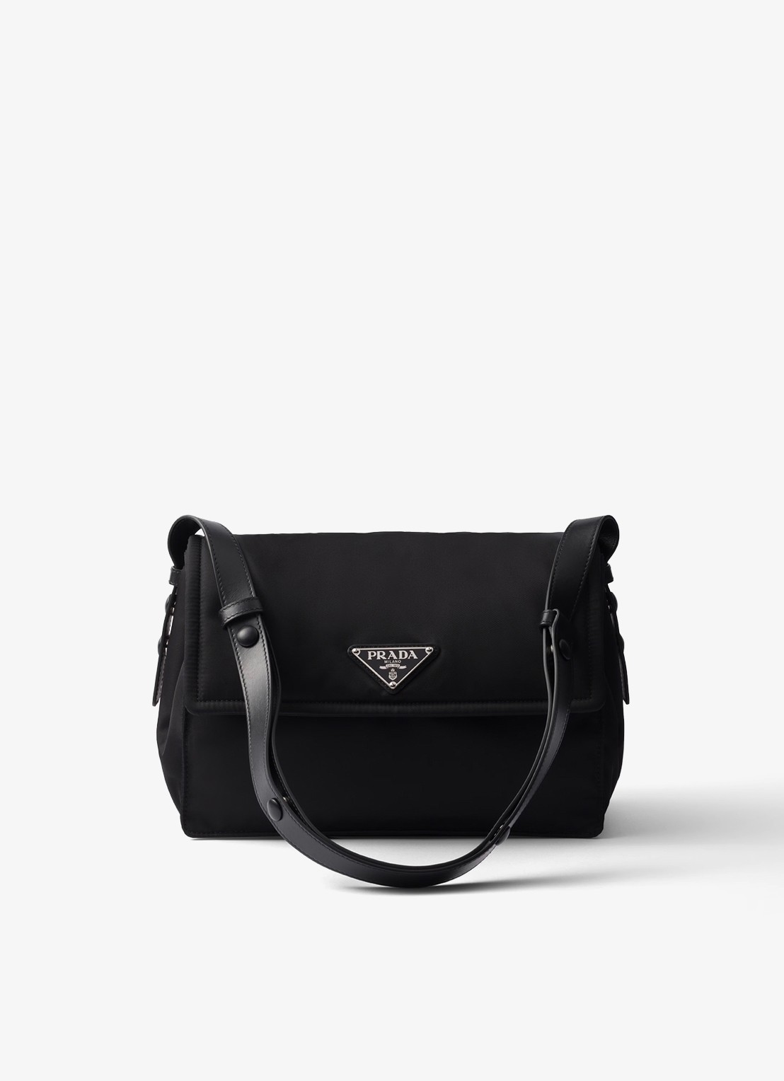 Prada Re-Nylon Traveller Medium crossbodytas met leren details - voorkant zwart