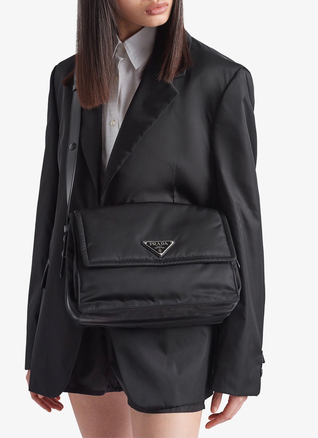 Prada Re-Nylon Traveller Medium crossbodytas met leren details - voorkant 2 zwart