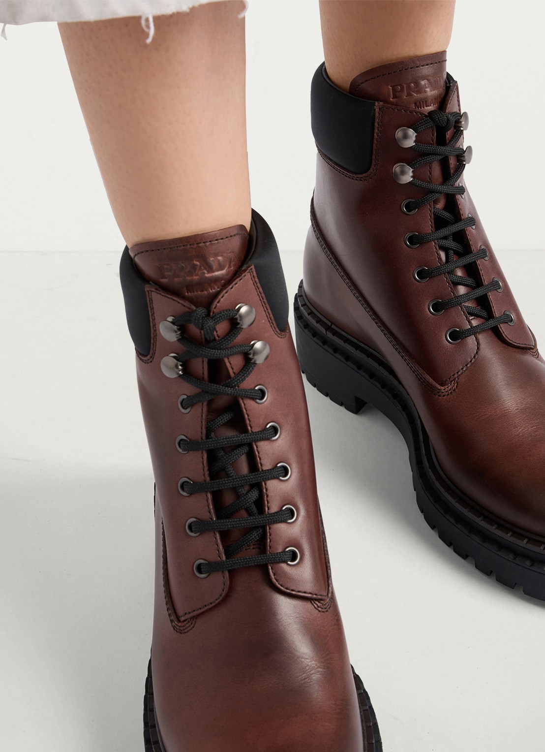 Prada Re-Nylon veterboot van leer - achterkant 4 donkerbruin