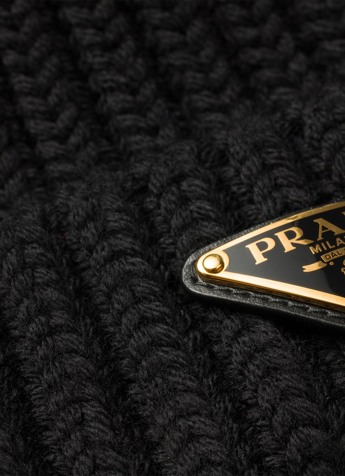 Prada Ribgebreide muts van scheerwol met logo - detail zwart