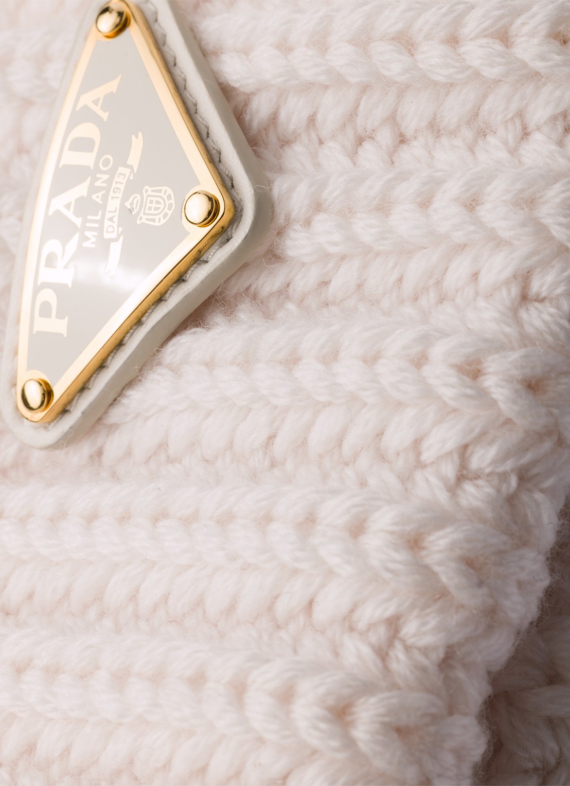 Prada Ribgebreide muts van scheerwol met logo - detail 2 gebroken wit