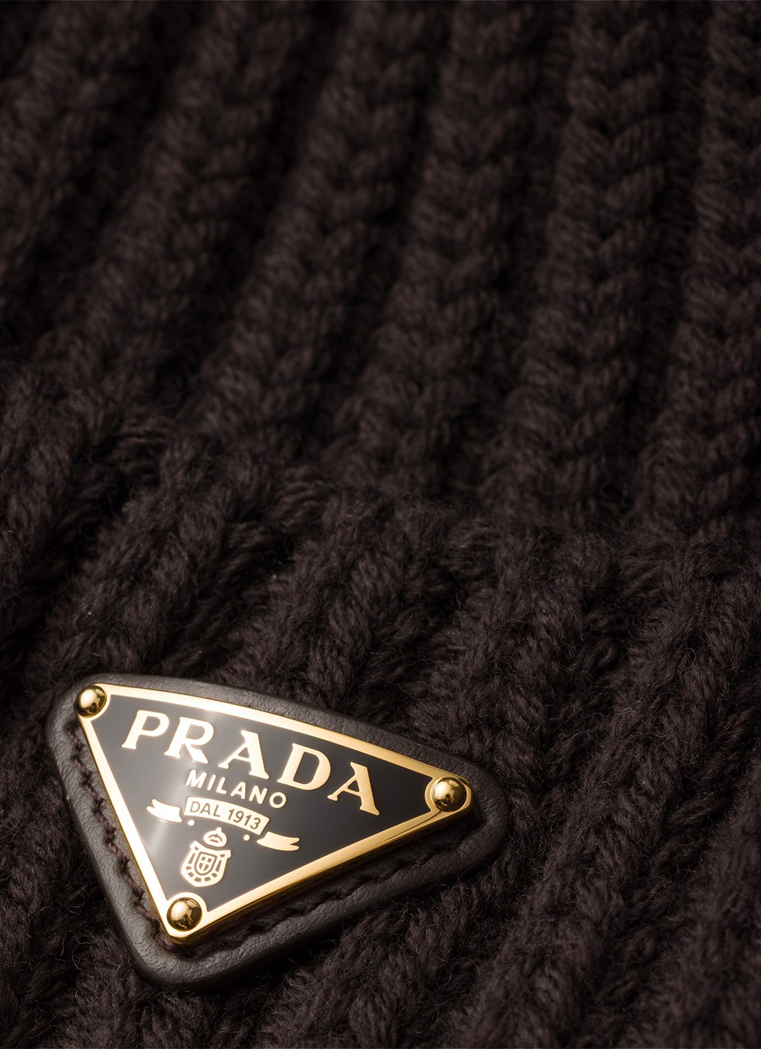Prada Ribgebreide muts van scheerwol met logo - detail donkerbruin