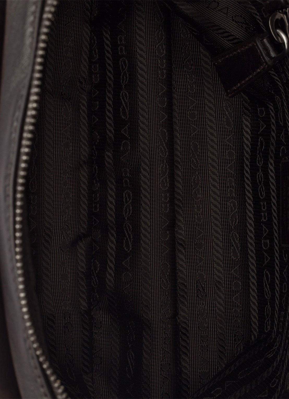 Prada Schoudertas van lamsleer - detail 3 donkerbruin