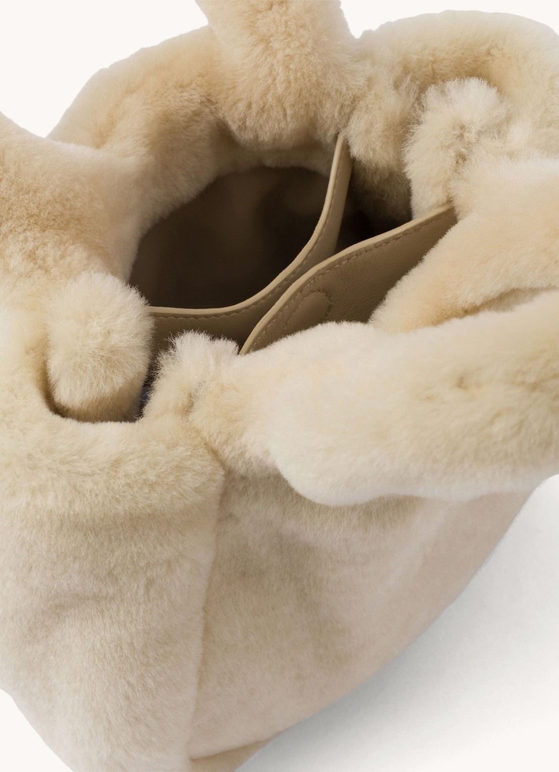 Prada Shearling mini handtas met schapenvacht - detail creme