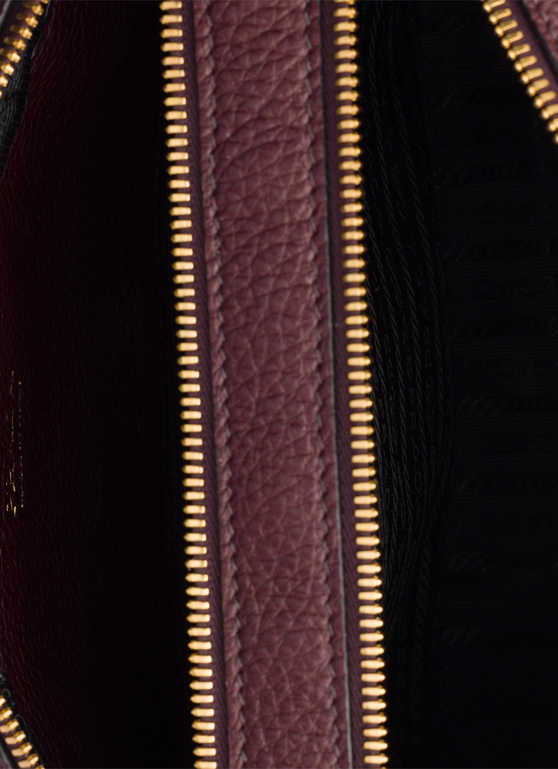 Prada Small crossbodytas van kalfsleer - detail 3 bordeauxrood