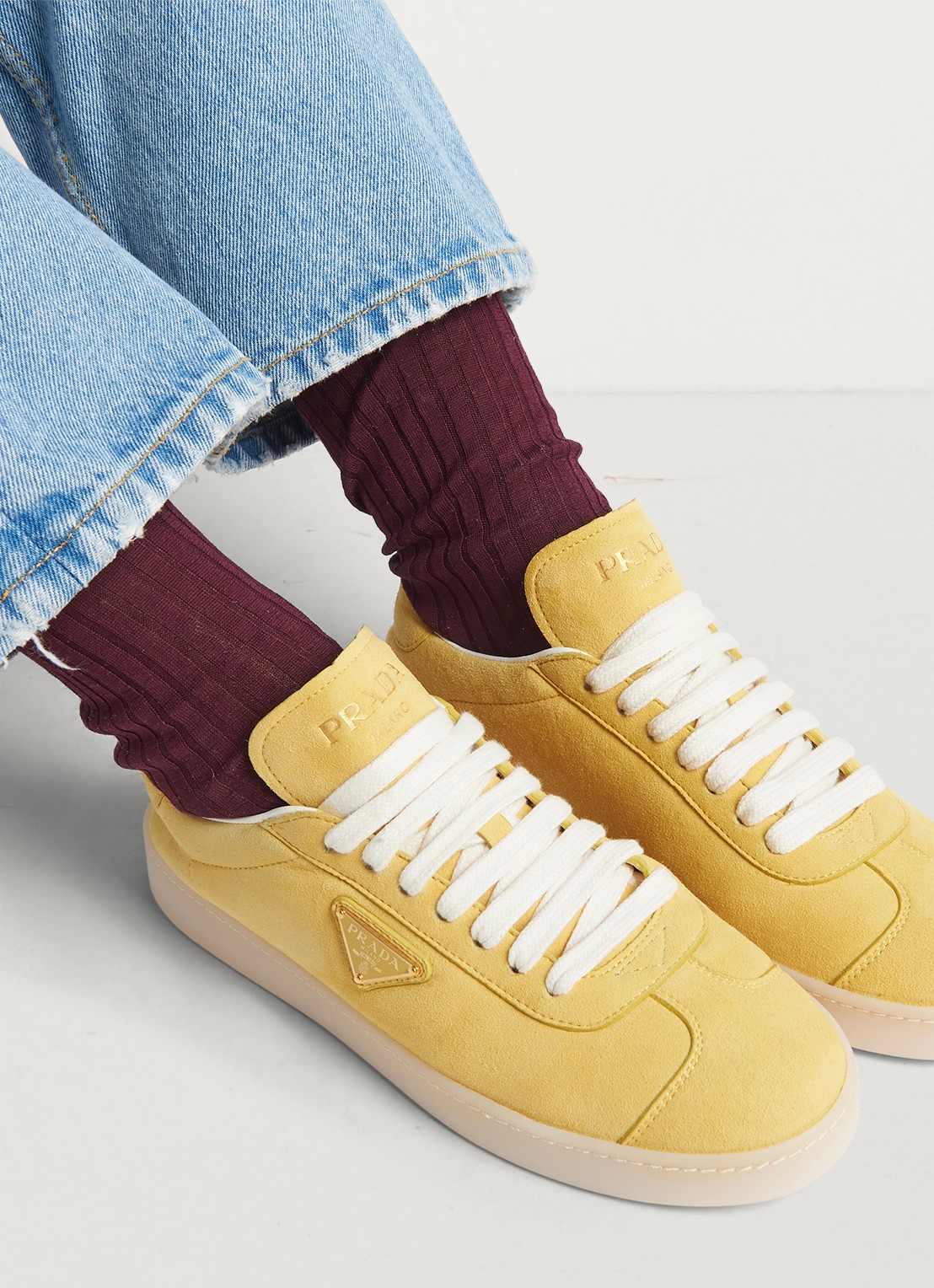Prada Sneaker van suède - achterkant 4 geel