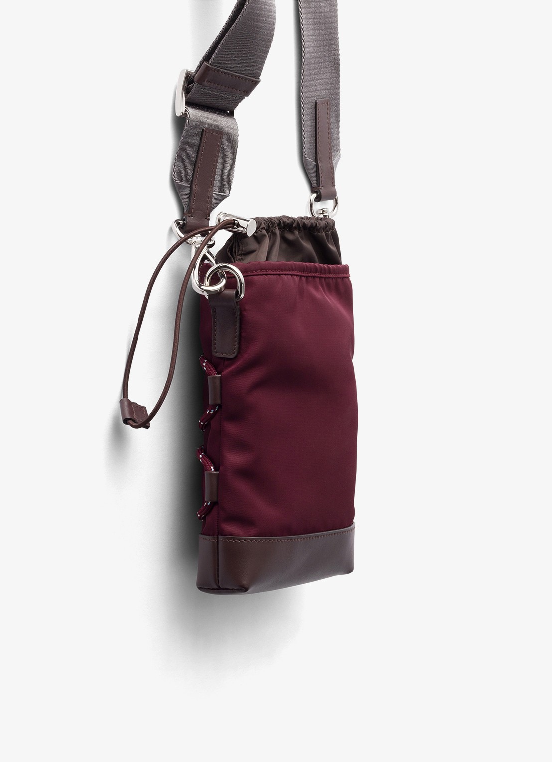 Prada Speedrock Re-Nylon telefoonhoesje met leren details en afneembare schouderriem - achterkant bordeauxrood