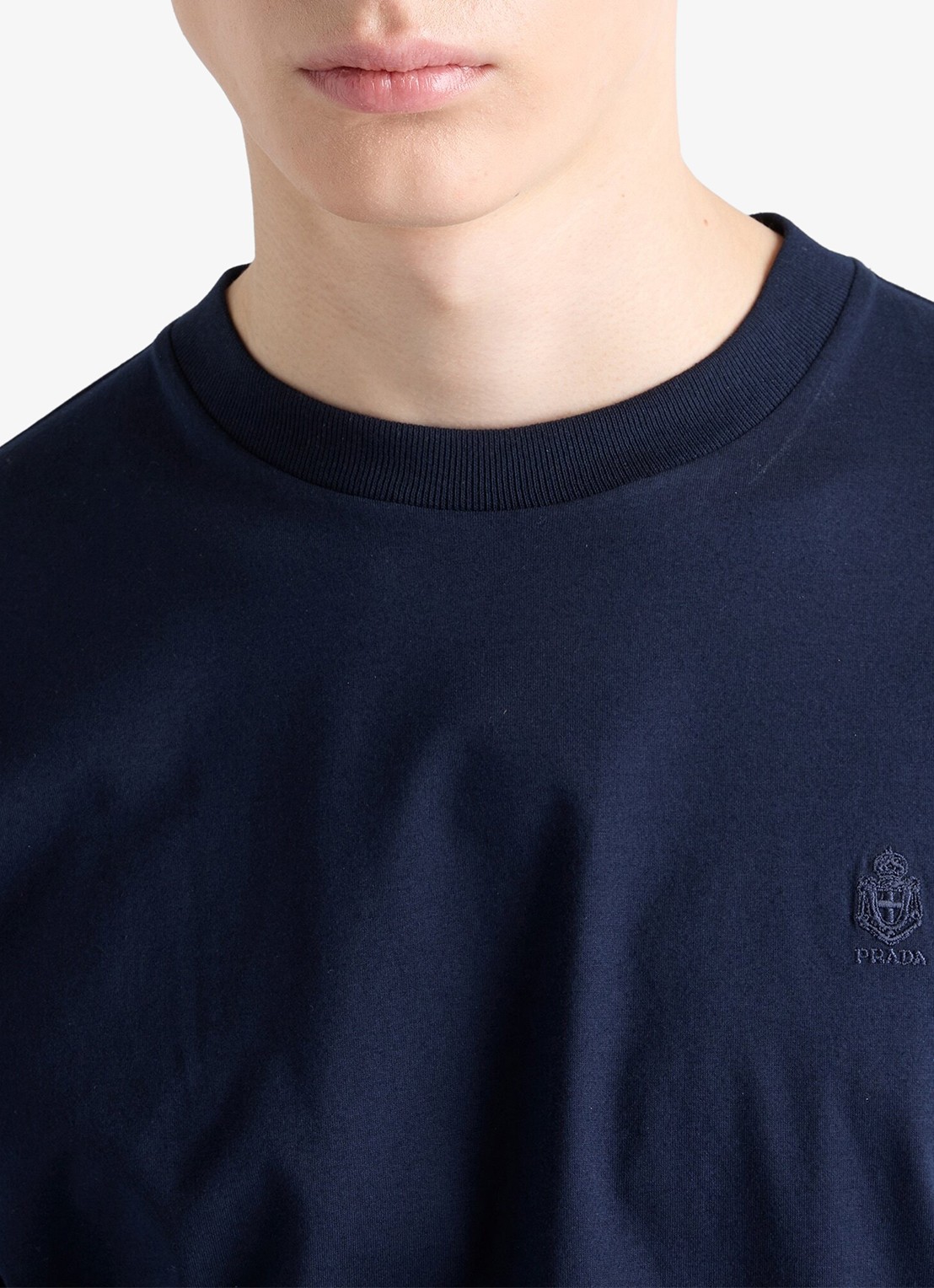 Prada T-shirt met logoborduring - detail 3 blauw
