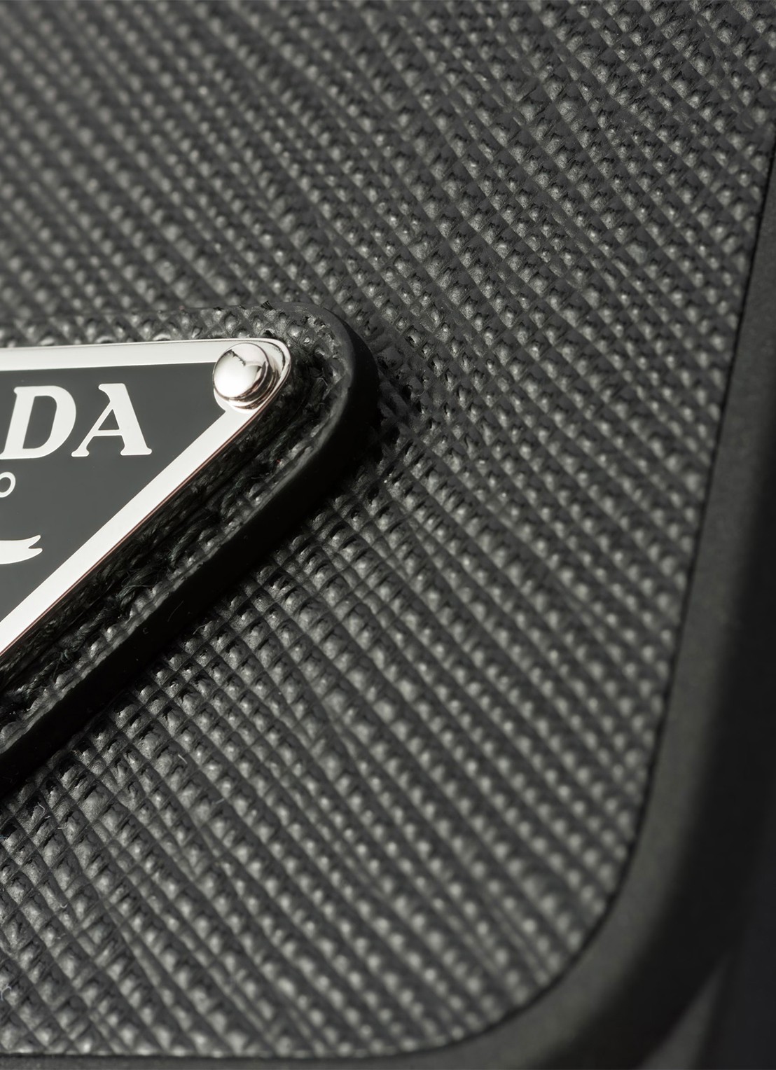 Prada Telefoonhoes van leer voor iPhone 15 Pro - voorkant 2 zwart