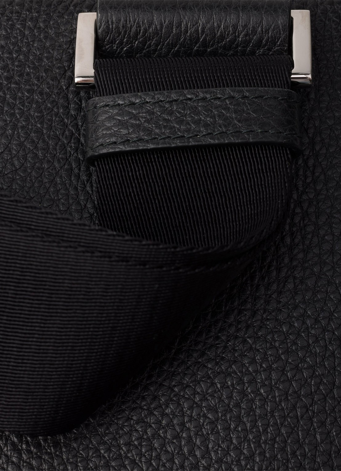 Prada Telefoonhoesje van kalfsleer met schouderriem - detail 4 zwart