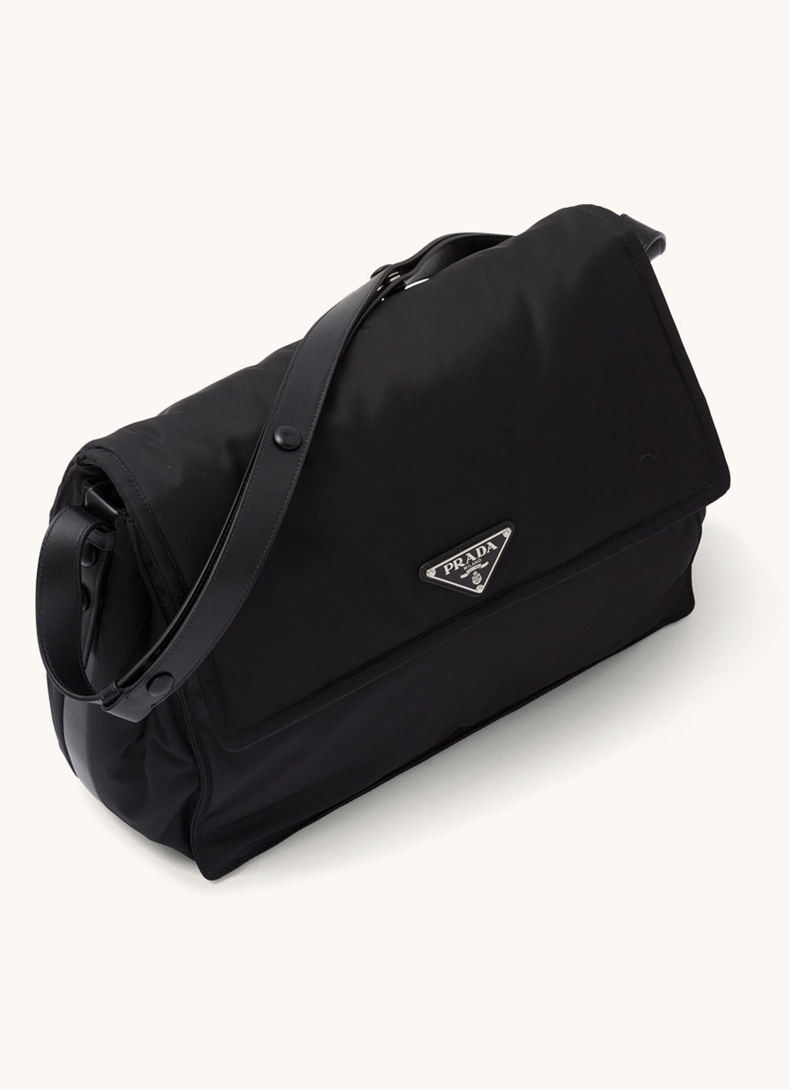 Prada Traveller Re-Nylon Large gewatteerde schoudertas met logo - achterkant 7 zwart