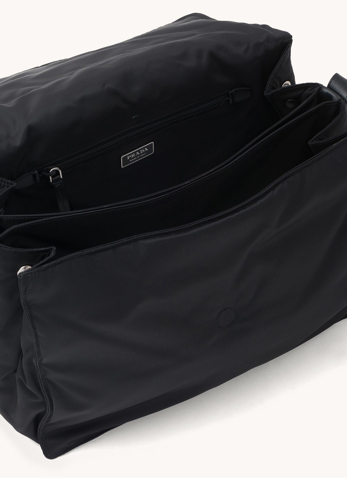 Prada Traveller Re-Nylon Large gewatteerde schoudertas met logo - detail 4 zwart
