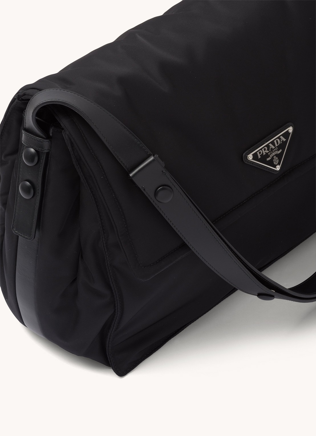 Prada Traveller Re-Nylon Large gewatteerde schoudertas met logo - detail 5 zwart