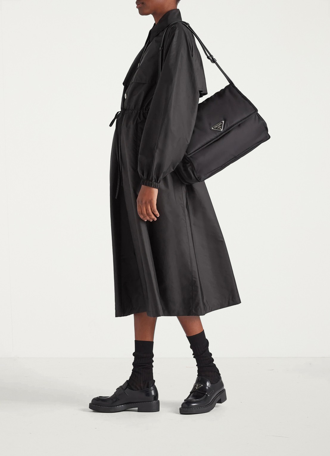 Prada Traveller Re-Nylon Large gewatteerde schoudertas met logo - detail 6 zwart