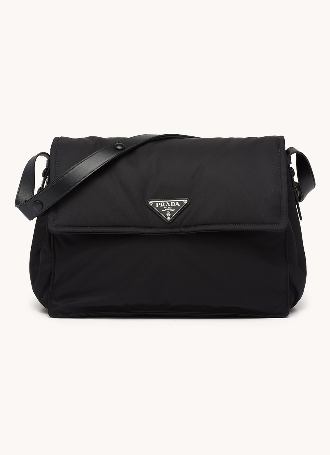 Prada Traveller Re-Nylon Large gewatteerde schoudertas met logo - voorkant zwart