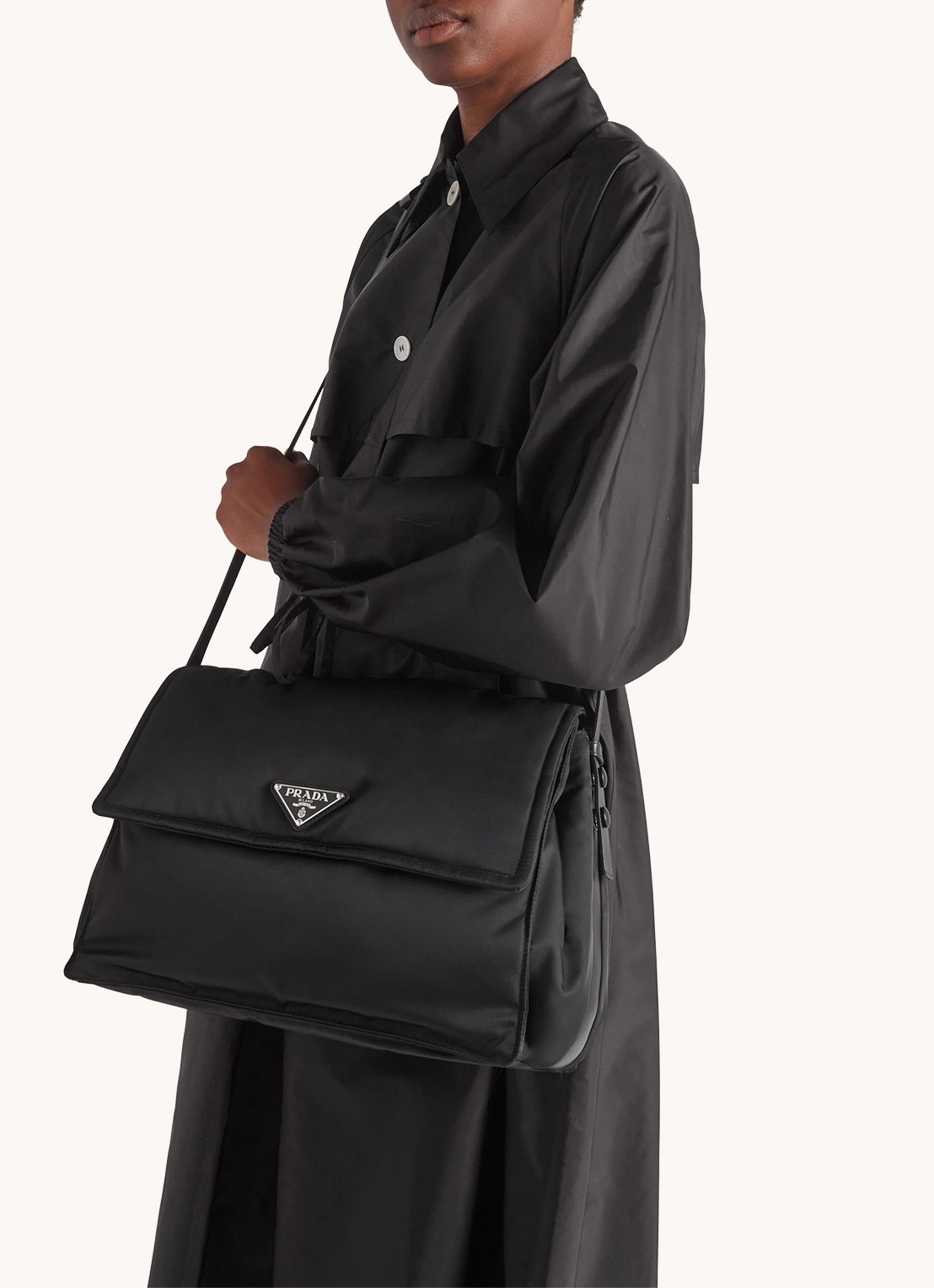 Prada Traveller Re-Nylon Large gewatteerde schoudertas met logo - voorkant 2 zwart