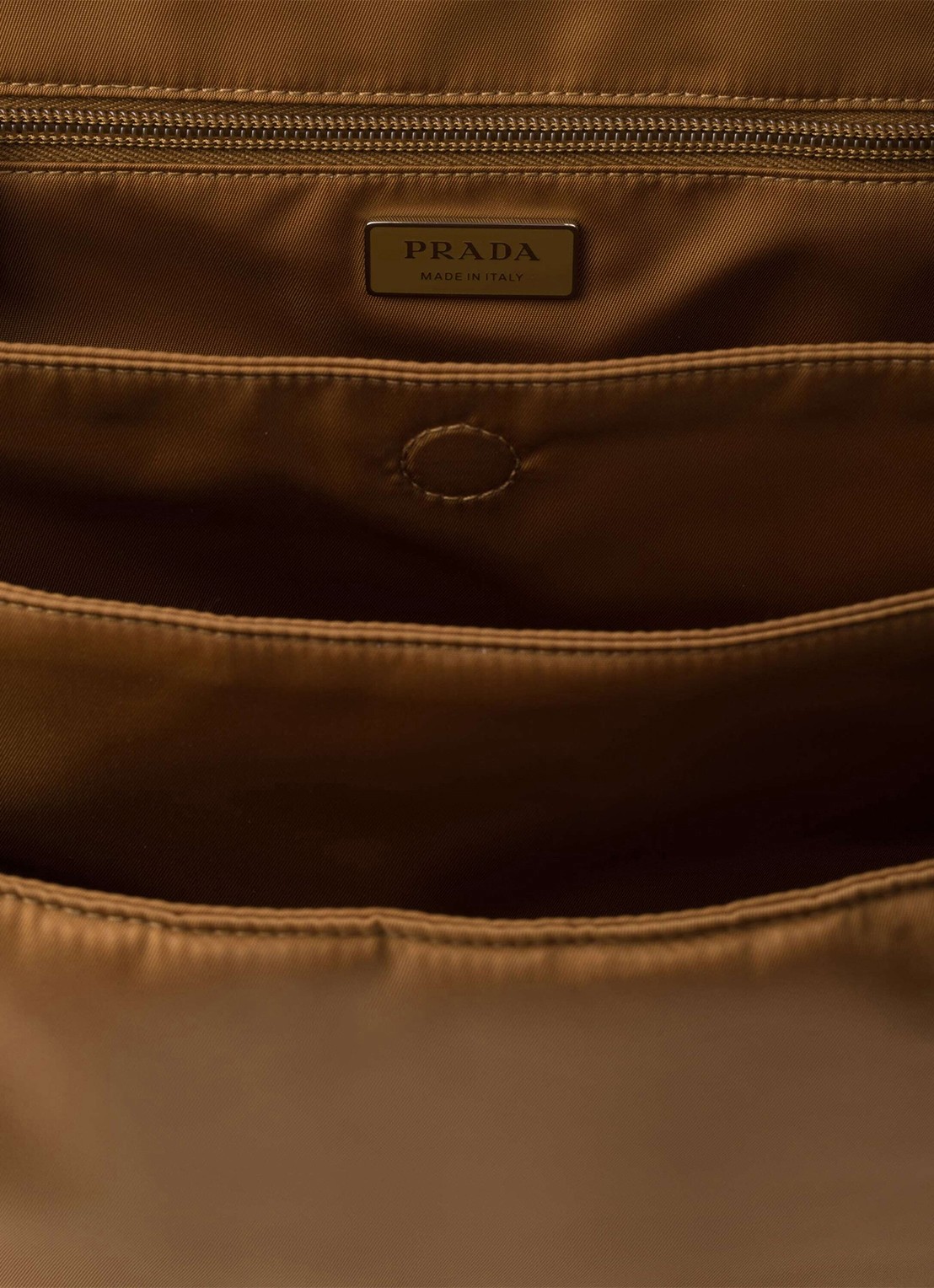 Prada Traveller Re-Nylon Large gewatteerde schoudertas met logo - detail 4 camel