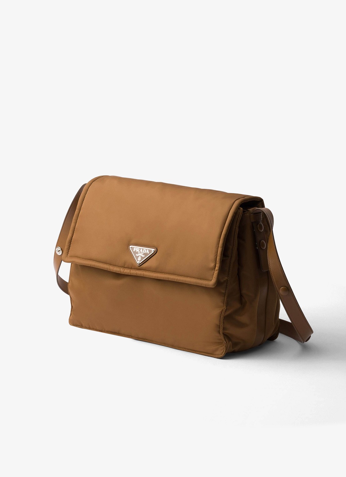 Prada Traveller Re-Nylon Large gewatteerde schoudertas met logo - voorkant 3 camel
