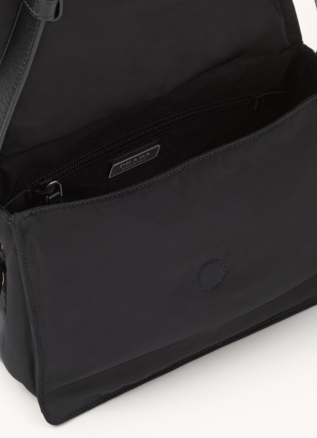 Prada Traveller Re-Nylon Small gewatteerde schoudertas met leren details - detail 2 zwart