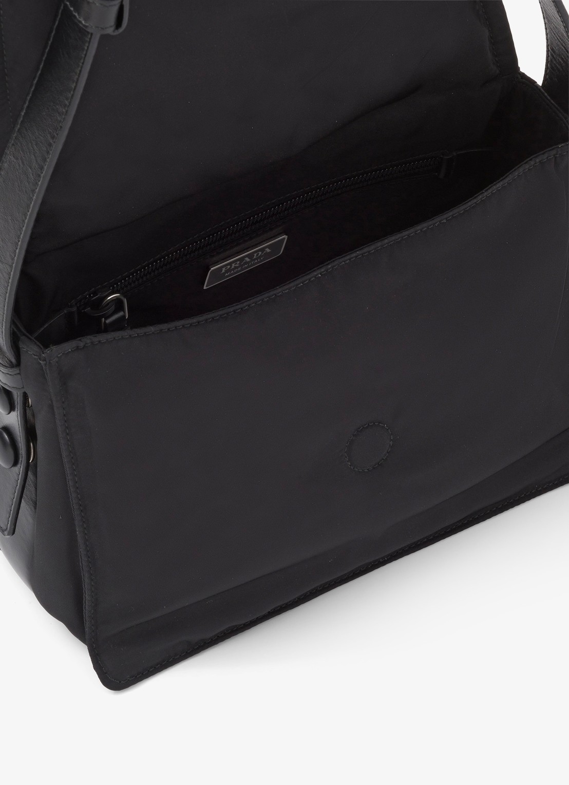 Prada Traveller Re-Nylon Small gewatteerde schoudertas met leren details - detail 4 zwart