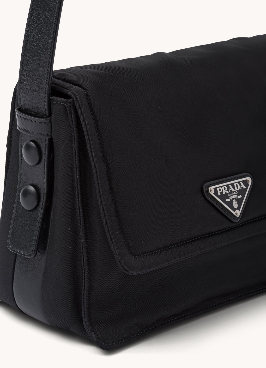 Prada Traveller Re-Nylon Small gewatteerde schoudertas met leren details - detail 3 zwart